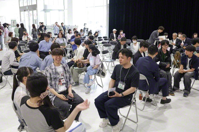 「BOSAI学生フォーラム」では、少人数のグループに分かれて防災について語り合う場面も（仙台市内で）