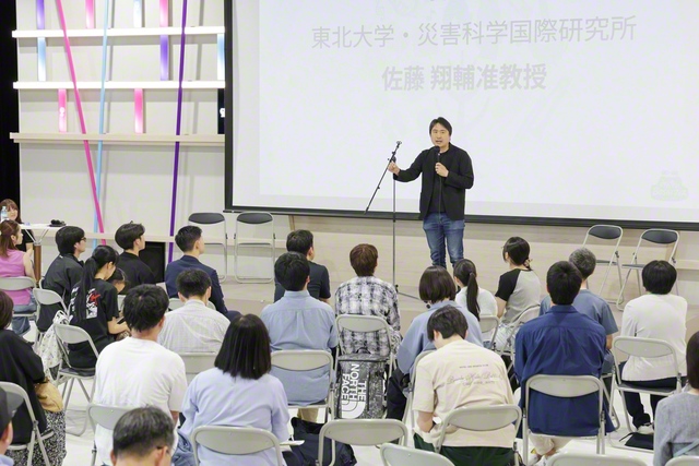 「BOSAI学生フォーラム」では、東北大学災害科学国際研究所・佐藤翔輔准教授があいさつ。過去の災害の教訓を通して「対話」の重要性を語るとともに、ここにいる一人一人から命を守る“防災のイノベーション（革新）”をと呼びかけた