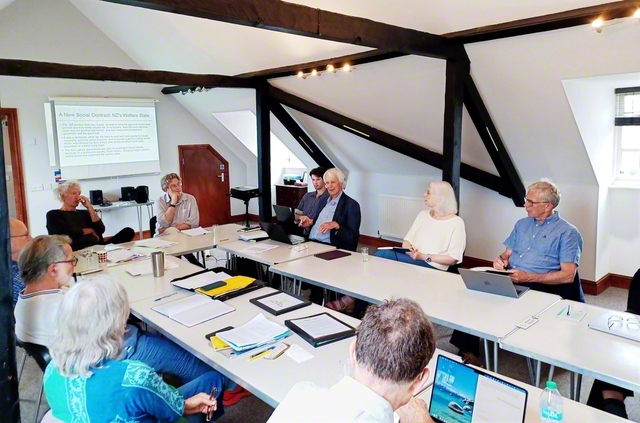 イギリス・オックスフォードシャーで開かれた戸田記念国際平和研究所の学術会議。各国・地域の民主主義の状況などについて意見を交わした（18日）