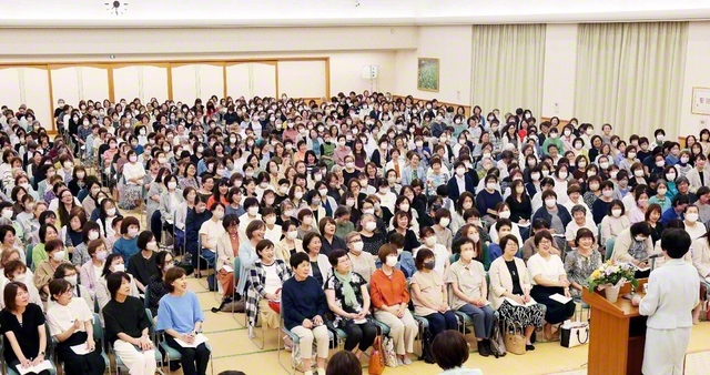 那須女性部長が出席した熊本総県女性部の大会。熊本富士鼓笛隊の記念演奏も行われた（27日夜、熊本平和会館で）