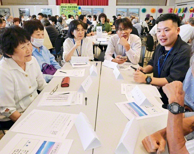 新地町内で行われた未来座談会。「いい町ってどんな町？」「そのためにできることは？」などをテーマに議論し、最後に町民歌を合唱した