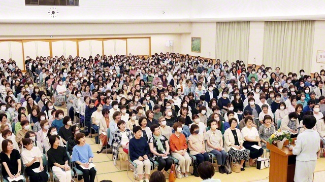 那須女性部長が出席した熊本総県女性部の大会。熊本富士鼓笛隊の記念演奏も行われた（27日夜、熊本平和会館で）
