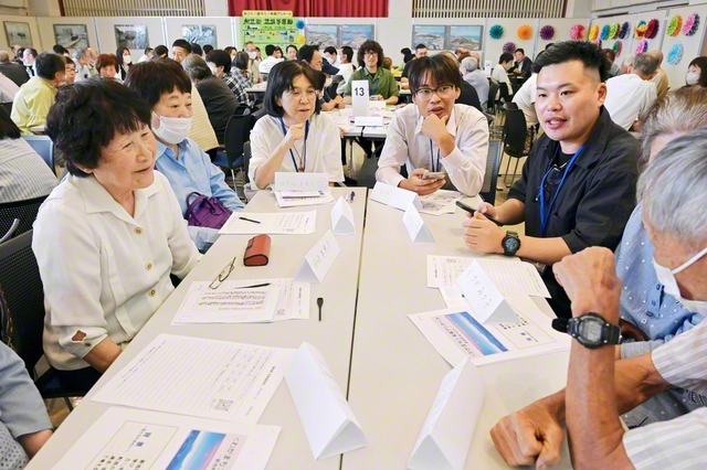 新地町内で行われた未来座談会。「いい町ってどんな町？」「そのためにできることは？」などをテーマに議論し、最後に町民歌を合唱した