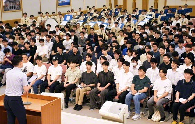 関西男子学生部の大会。岩﨑竜馬さんと若松大輝さんが夢に挑む模様を語り、山崎空雅さんは弘教の歓喜を報告（関西池田記念会館で）