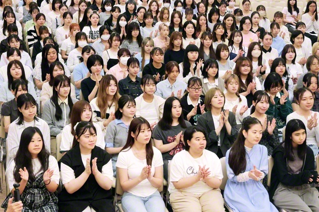 首都圏女子学生部の集い。川原千里子さんが友に仏法を語る喜びを述べた（金舞会館で）