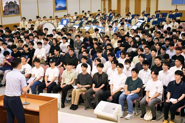 関西男子学生部の大会。岩﨑竜馬さんと若松大輝さんが夢に挑む模様を語り、山崎空雅さんは弘教の歓喜を報告（関西池田記念会館で）