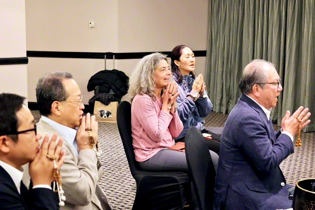 谷川同理事長とナミビアの代表の懇談会では、共に広布の大発展を祈念した（同）