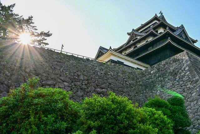 歴史を感じさせる石垣越しに、国宝・松江城の天守を見上げて（島根県松江市）