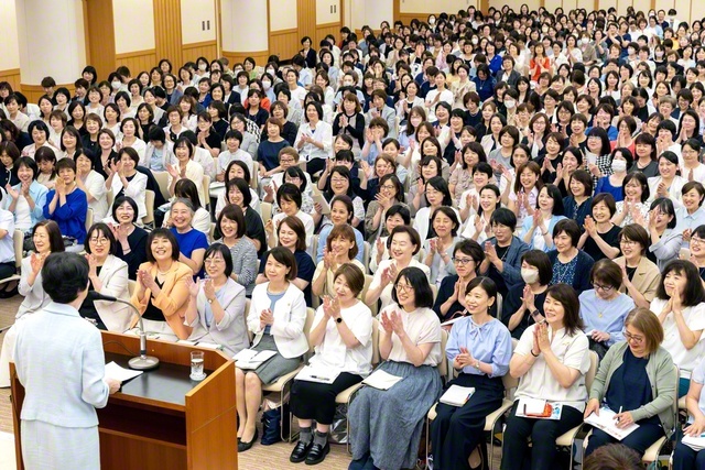 「総東京女性部　幸福・勝利の日」記念の集い。白ゆり合唱団が学会歌「母」などを披露した（金舞会館で）