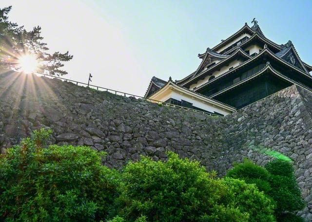 歴史を感じさせる石垣越しに、国宝・松江城の天守を見上げて（島根県松江市）
