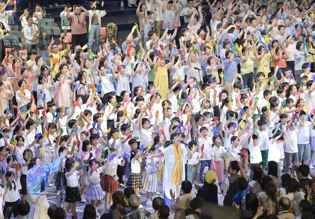 先月21日、徳島市内で開催された「SHIKOKU　LINK　FES　2026」。フィナーレでは、ベートーベンの「第九」のメロディーに乗せた「希望の歌」を総立ちで合唱。平和の誓いが光った