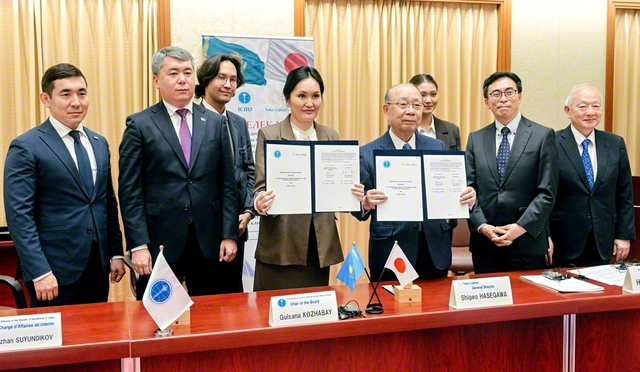 コジャバイ理事長（左から4人目）、スインディコフ臨時代理大使（同2人目）と長谷川理事長らが記念のカメラに（6月30日、戸田記念国際会館で）