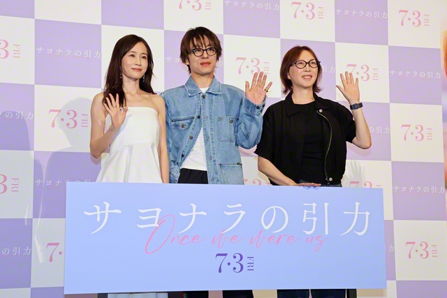 撮影に応じる前田敦子、ク・ギョファン、キム・ドヨン監督（左から）