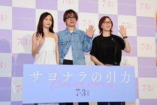 撮影に応じる前田敦子、ク・ギョファン、キム・ドヨン監督（左から）