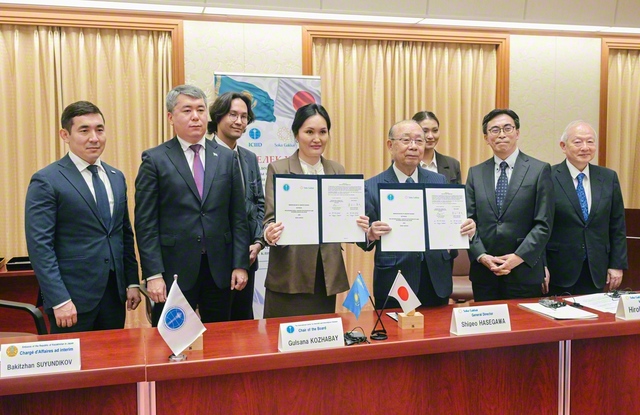 カザフスタンの「国際宗教間・宗派間対話センター」との調印式。同センターのコジャバイ理事長（左から4人目）、同国駐日大使館のスインディコフ臨時代理大使（同2人目）と長谷川理事長らが記念のカメラに（6月30日、戸田記念国際会館で）
