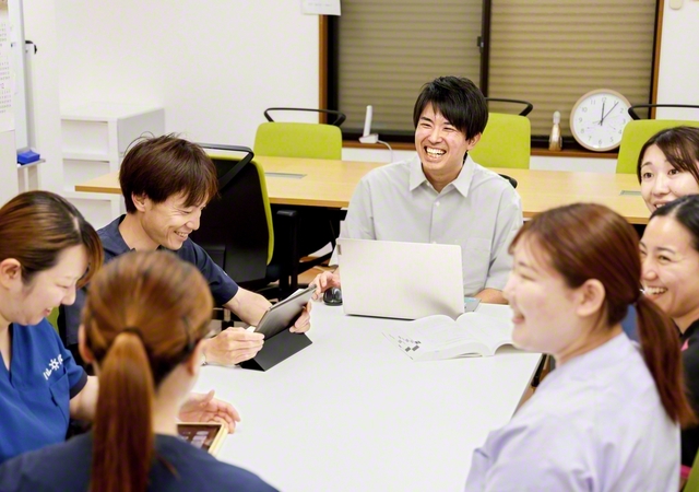 誰に対しても、“もう一歩、寄り添えることはないか”と考える吉見さん（中央）。目の前の人の小さな変化を見逃さない心遣いが、多くのスタッフにも広がっている
