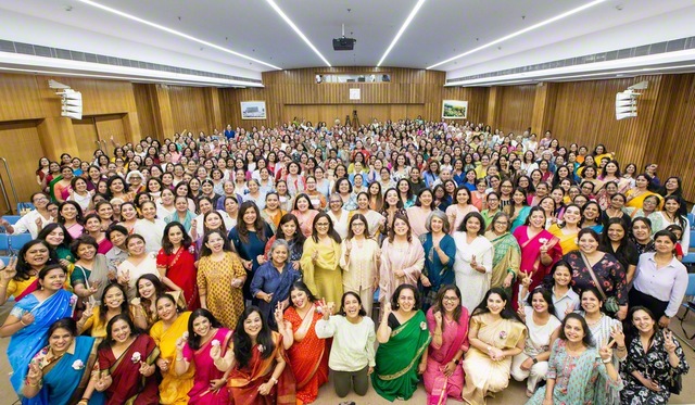 「源流大会」に参加したインド婦人部の友が記念のカメラに（BSG本部で）