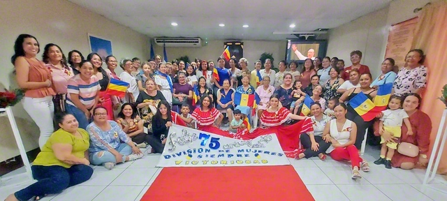 ニカラグアの婦人部結成75周年記念総会。中南米指導会議のリディア副議長がビデオメッセージを寄せ、「異体同心の団結で、広布にまい進しよう」と激励した（ニカラグア文化会館で）