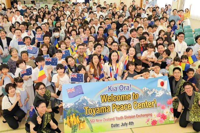 富山平和会館での交流交歓会。8000キロ以上の旅路を経て来日したニュージーランドの友が、先住民マオリの伝統舞踊「ハカ」を披露。力強いかけ声と息の合った動きに、会場は大きな拍手に包まれた