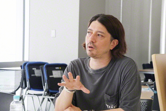インタビューに答える名城ラリータさん