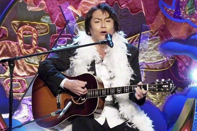 出演するクセスゴシンガー・EIKOこと狩野英孝　©フジテレビ