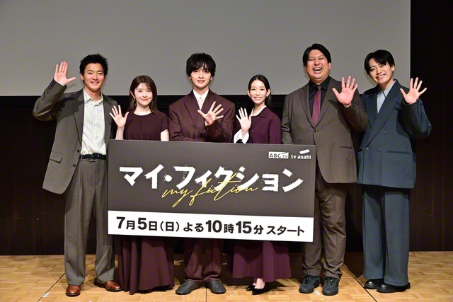 左から野村周平、宮澤エマ、玉森裕太、森川葵、レインボーのジャンボたかお、会見で司会を務めた池田直人　©ABCテレビ　