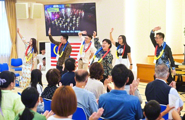 女性部と男子部の有志が「ふるさと」などを演奏し歓迎。マレーシアのメンバーは自国の文化を歌と踊りで表現した。終了後には、両国の参加者が今日の出会いを喜び、語らう姿も