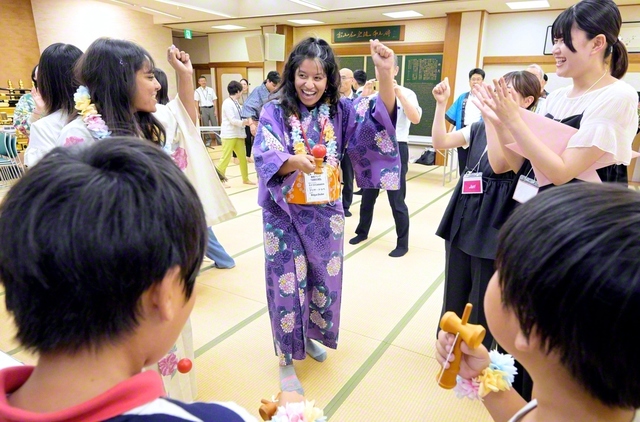 カナダのメンバーと心通うひとときを。女性部と未来部の合唱団が、カナダSGIの愛唱歌を英語で披露。宮崎千峰香さんが、師との誓いを胸に朗らかに人生を歩む喜びを語った