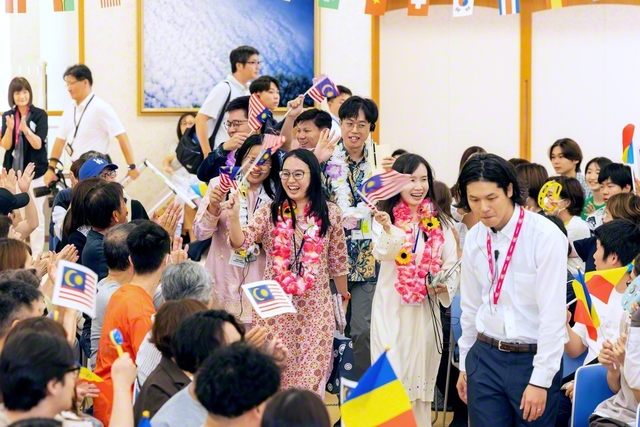 マレーシアの友を大歓迎。体験発表した同国の謝芷璇（チャ・ジーシェン）さんは「今回、師弟の天地で結んだ絆を大切にします」と。両国それぞれのパフォーマンスで会場は一つに