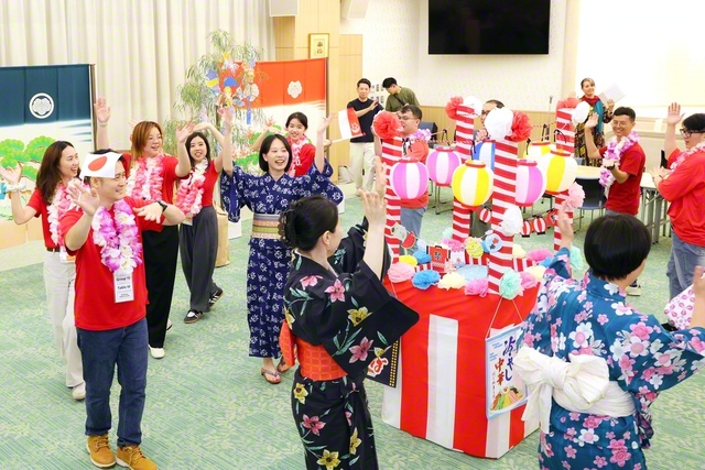 シンガポール青年部を迎えた交流交歓会。岩田園美さん、イー・ワンリンさんが、苦難を幸福へ転じるドラマを報告。両国の青年が輪になって盆踊りを楽しんだ