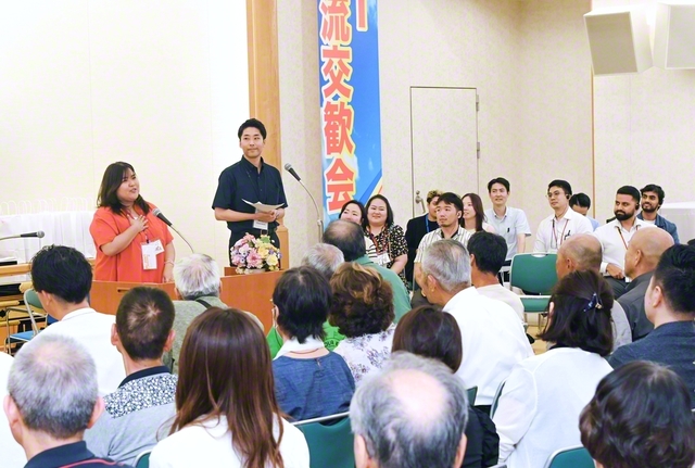 オーストラリアの友は高岡文化会館へ。未来部の質問コーナーなどの後、北陸の歌「ああ誓願の歌」を合唱。「御書かるた大会」では、日豪の青年による白熱したゲームが繰り広げられた