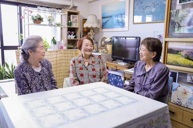 昨年入会した2人の友人と仲良く活動に励む浜口さん㊥。師弟の誓いを胸に、これまで42世帯の弘教を実らせてきた