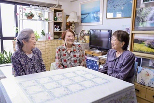 昨年入会した2人の友人と仲良く活動に励む浜口さん㊥。師弟の誓いを胸に、これまで42世帯の弘教を実らせてきた