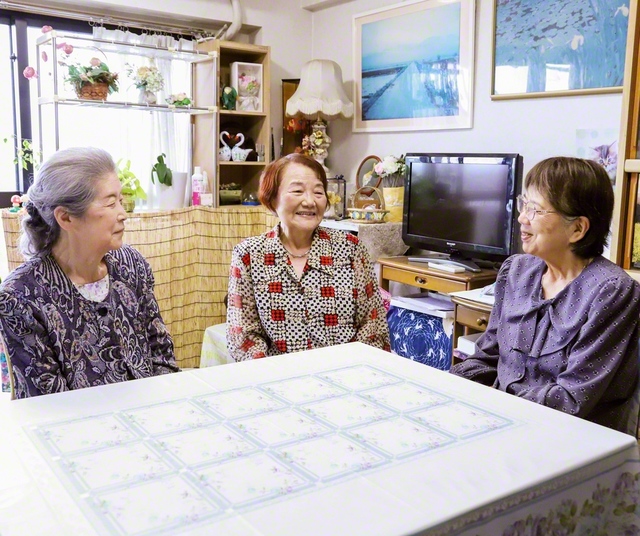 昨年入会した2人の友人と仲良く活動に励む浜口さん㊥。師弟の誓いを胸に、これまで42世帯の弘教を実らせてきた