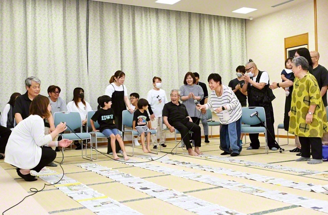 にぎやかな轟地区の集い。足で新聞紙を引き寄せる早さを競う「新聞リレー」を行い、世代を超えて盛り上がった
