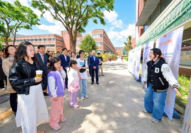 韓国学生部の平和展示活動「ユニピース」。各地で希望の哲学を発信した（徳成女子大学で）