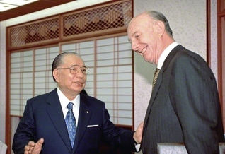 池田先生を、日本人初のローマクラブ「名誉会員」に――ホフライトネル博士が推挙状を手渡した（1996年2月28日、東京・信濃町で）