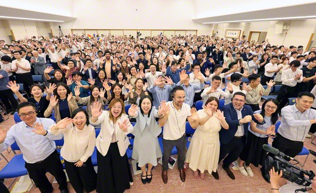 新たな誓いを刻んだ参加者たちが、歓喜あふれる表情で力強く手を振った