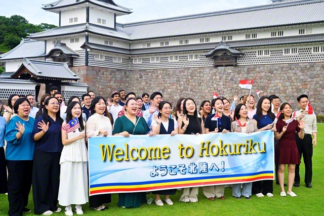 師匠・池田先生との誓いを果たし抜きます！――巧みな石積みが美しい金沢城を背に、5カ国のSGIの友が笑顔で（5日、金沢市内で）