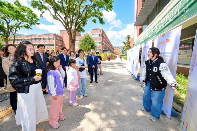 韓国学生部の平和展示活動「ユニピース」。各地で希望の哲学を発信した（徳成女子大学で）