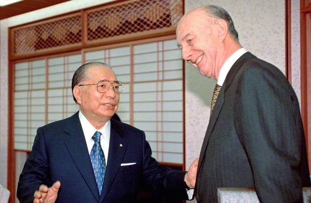 池田先生を、日本人初のローマクラブ「名誉会員」に――ホフライトネル博士が推挙状を手渡した（1996年2月28日、東京・信濃町で）