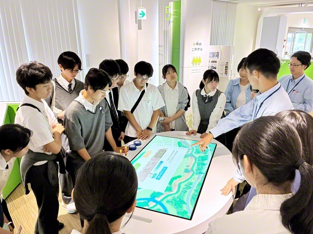 東京・創価高校2年生の代表16人が福島へ（6月18～20日）。東日本大震災と原子力災害を伝える伝承館や資料館等を見学し、被災者の体験談を聴講。また、社会学者の開沼博氏のガイドで被災地を訪れ、震災当時の状況や今後の復興について学んだ。生徒の一人は「絶対に風化させてはならないと感じた」と