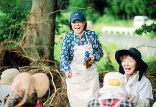 早朝から収穫を始め、ひと息つく“もぐもぐタイム”。中村さん（中央）が皆をもてなす