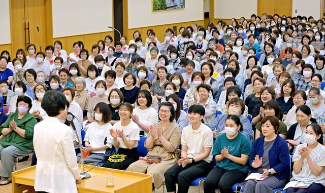 朗らかに進む総秋田女性部の友（4日、秋田文化会館で）