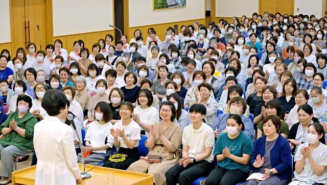 朗らかに進む総秋田女性部の友（4日、秋田文化会館で）