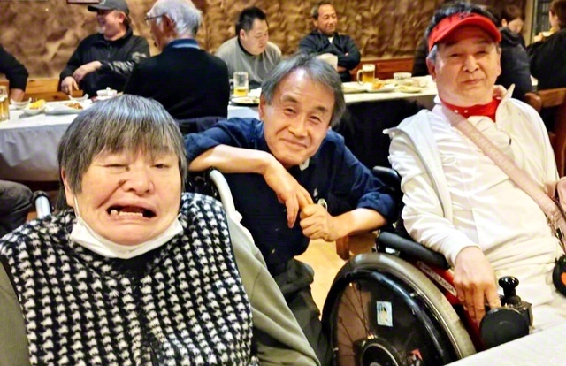 加賀田清子さん（胎児性患者、左端）、松永幸一郎さん（同、右端）と小林さん