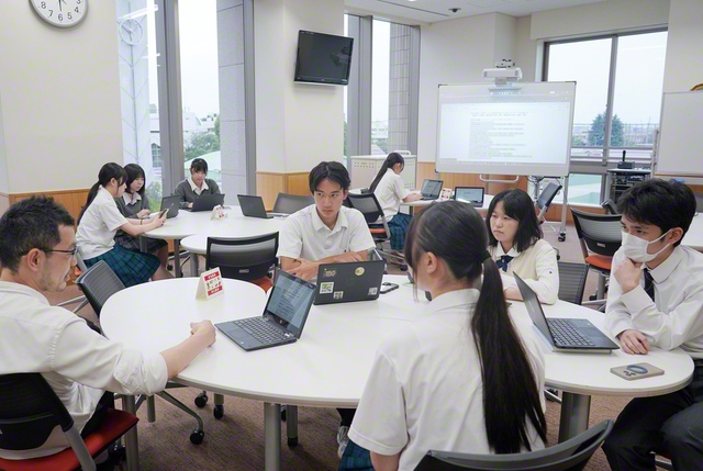 創価高校の「GCIS」の授業。生徒同士の話し合いを軸に、各分野の専門家や企業のリーダーらを招き、地球課題への解決策を模索する（6月）