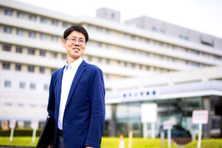 「支えてくださった方々への感謝を胸に、妙法のドクターとして実証を示していきます」。伊藤さんは報恩の誓いに燃える