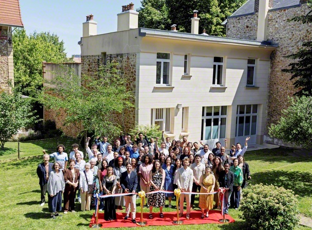 フランス青年会館の前で代表が記念のカメラに。同会館は、ソー創価仏教センターの敷地内にあった建物を改装してオープンした（6月14日）