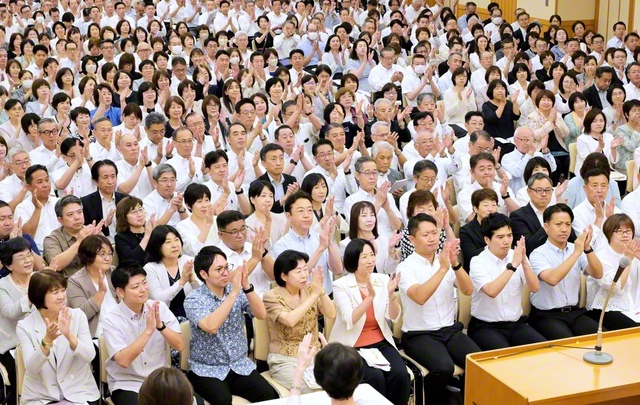 「信行学」の鍛えの夏へ清新な心で出発した全国総県長会議（金舞会館で）